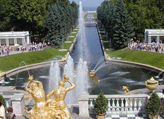 จะเดินทางไป Peterhof ได้อย่างไร?